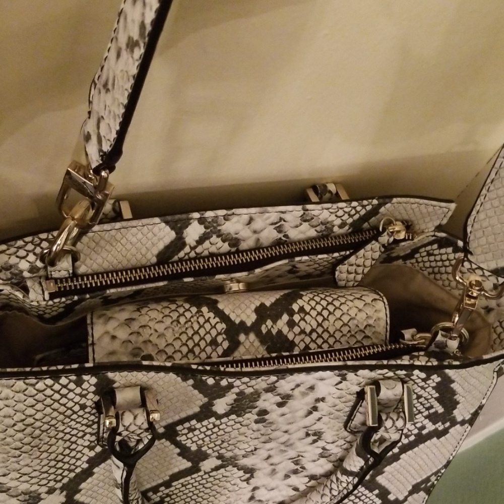 GUESS handbag - Picture 4 of 8